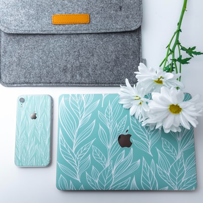 青绿色和白色花卉iPhone和iPad手机套